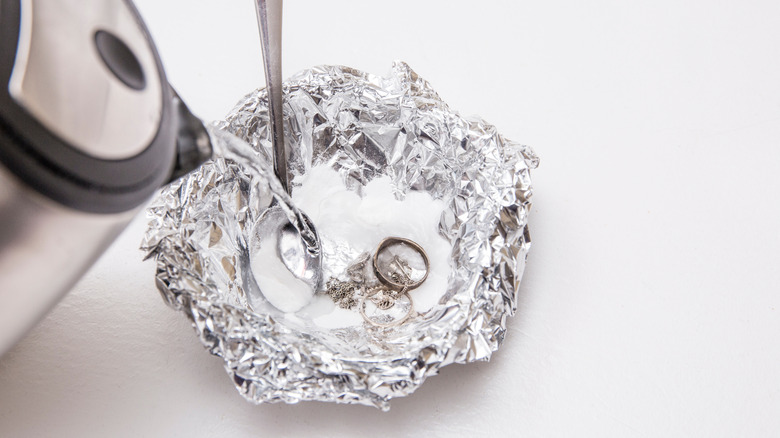 Cleaning silver jewelry
