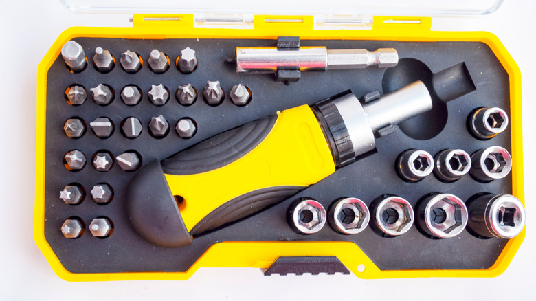 Compact ratchet and screwdriver bit set