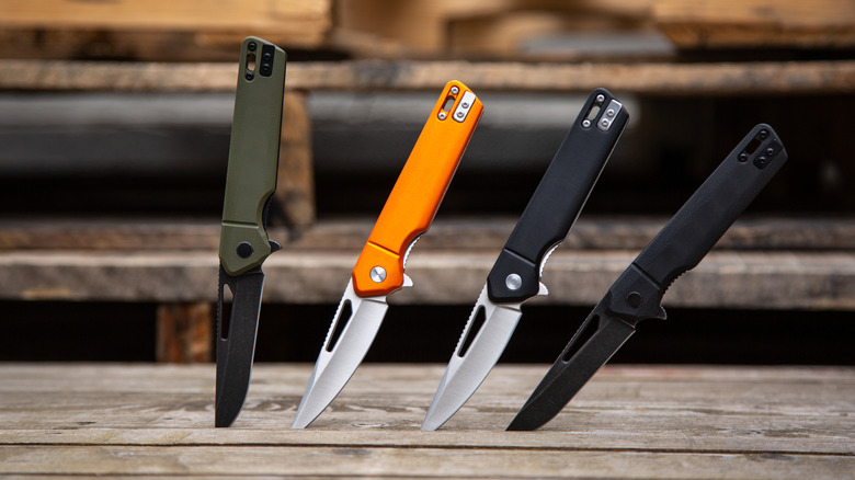 Folding penknives in different colors.