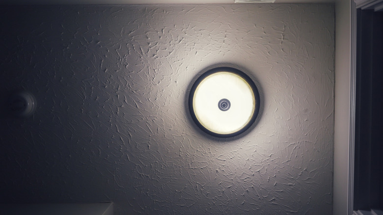 dome light on popcorn ceiling in home