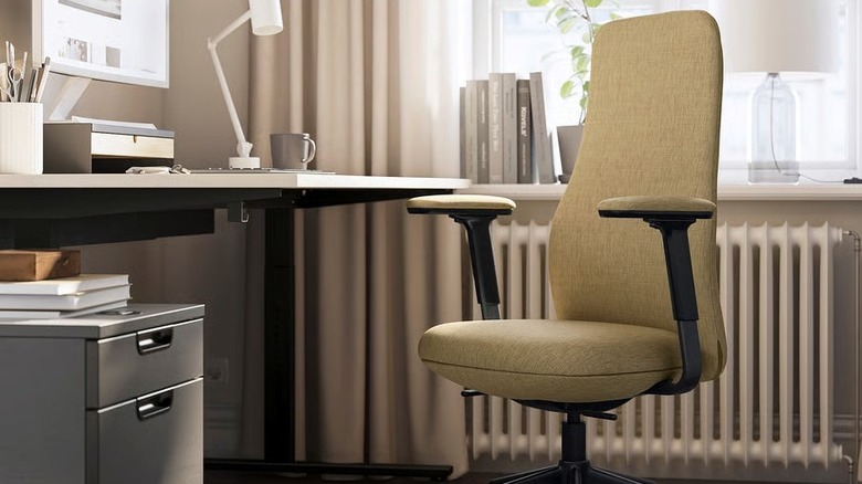 An IKEA GRÖNFJÄLL office chair at a desk