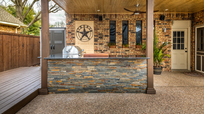 Outdoor kitchen on pea gravel patio