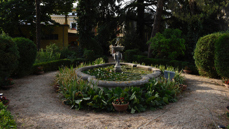 Fountain on round gravel patio