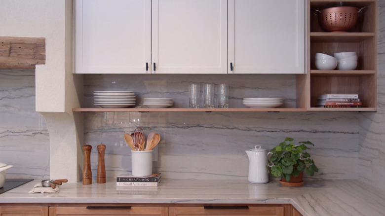 A modern kitchen with a quartzite backsplash
