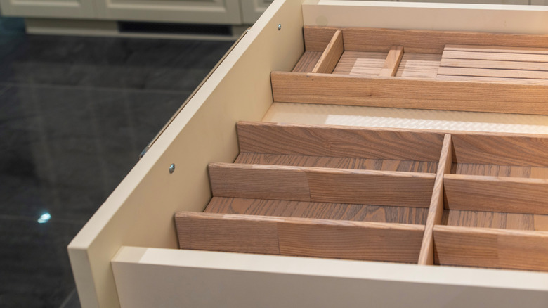 Drawer dividers in empty drawer