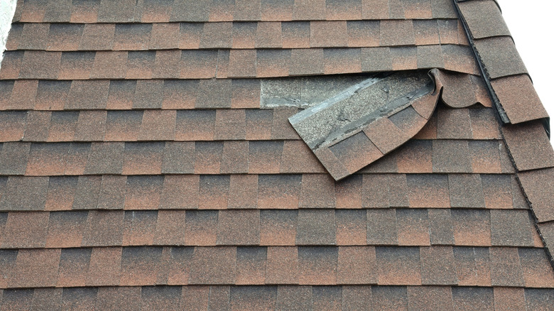 A roof with shingles that need to be repaired