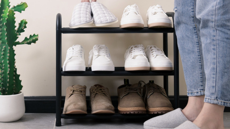 Gonfoam 3-Tier Expandable Shoe Rack filled with various types of shoes