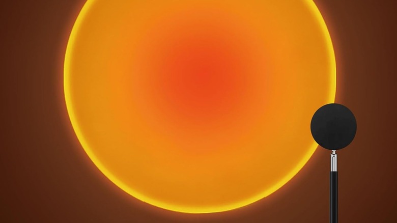 Tsrarey Sunset lamp with warm circular glow on wall