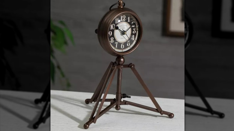 Desk clock with three metal legs