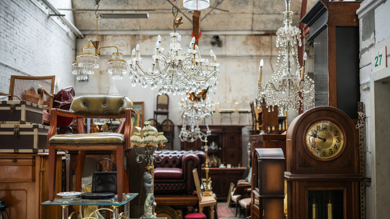 Room full of vintage home furnishings
