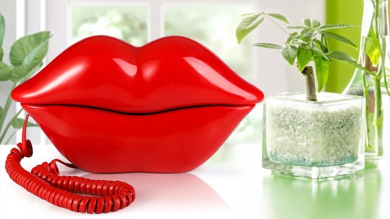 Suwimut Red Mouth Telephone