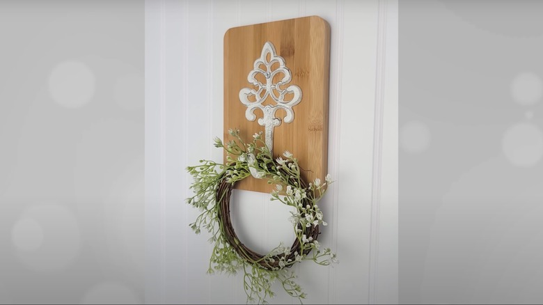 Cutting board wall hook decor