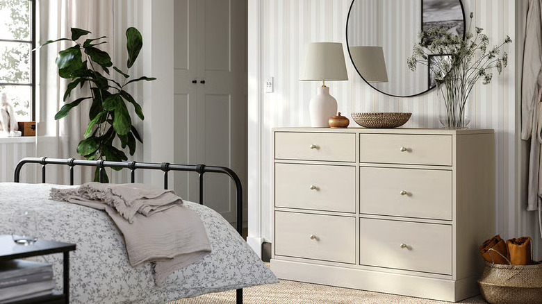 HAVSTA dresser in bedroom with hanging mirror above