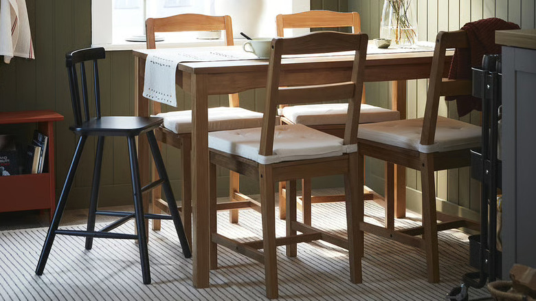 HAGERNAS table and chairs in dining area with cloth runner on tabletop