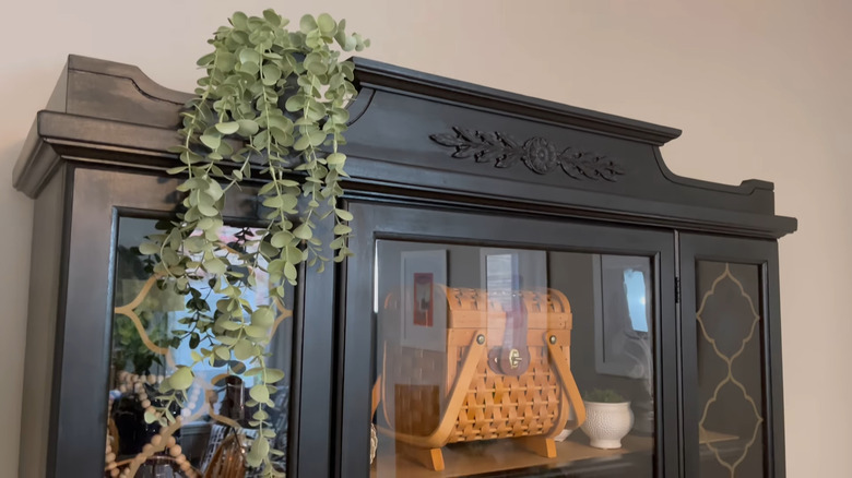 A black display case with vases and accessories.