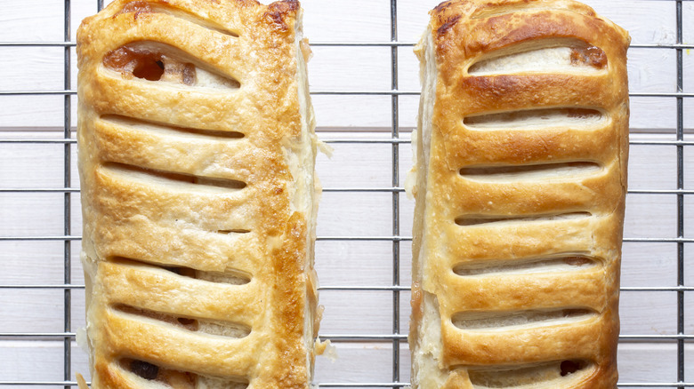 A cooling rack with baked goods on it.