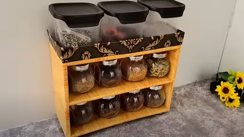 Countertop kitchen shelf for spices