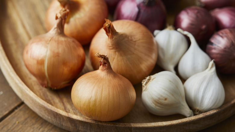 different types of onions with garlic in bowl