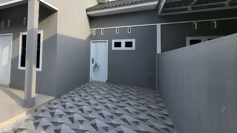 Tiles painted in 3D geometric shapes