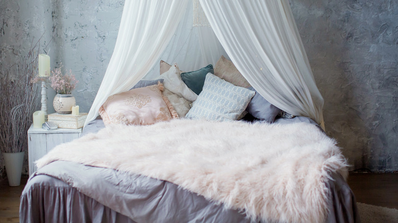 sheer canopy bed 