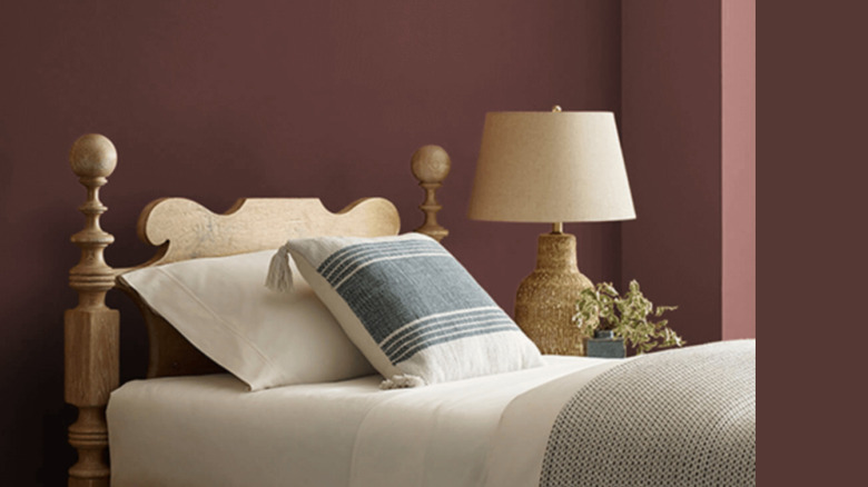 dark auburn and khaki bedroom