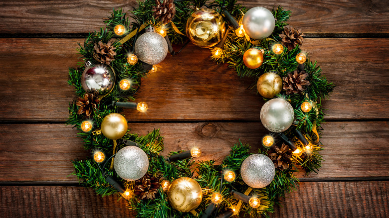 lights on green Christmas wreath
