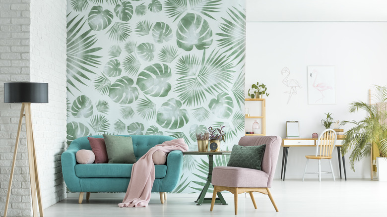 Dividing wall with floral wallpaper