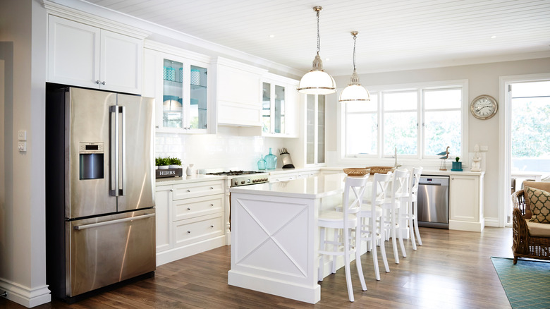White and blue Hamptons kitchen