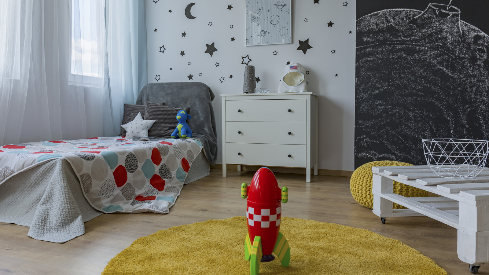 20 Ideas For Decorating Your Kid's Bedroom With A Space Theme