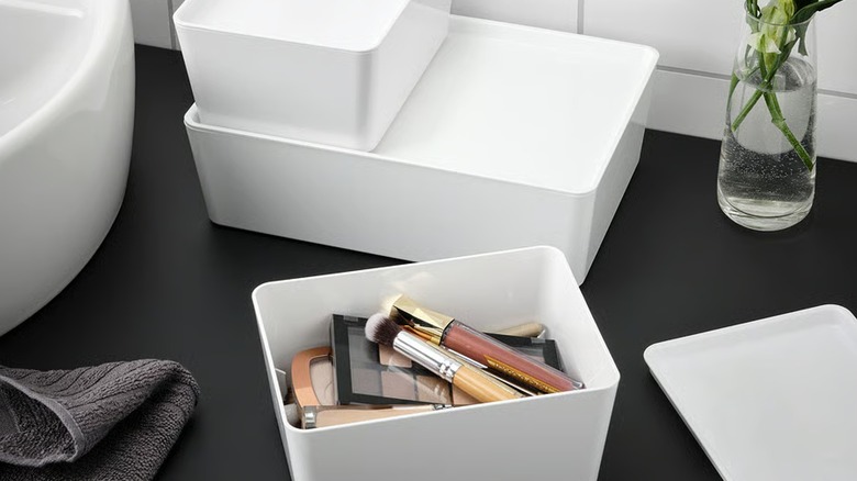 KUGGIS white plastic box with lid carrying makeup products and brushes
