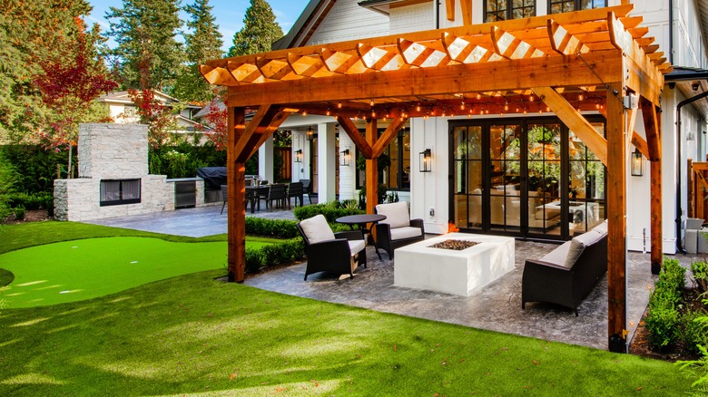small putting green 