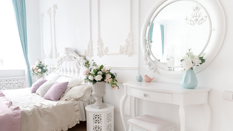 wall trim in a bedroom