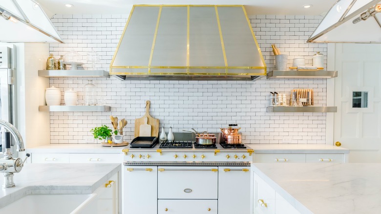 32 Elegant Ideas for a White and Gold Kitchen