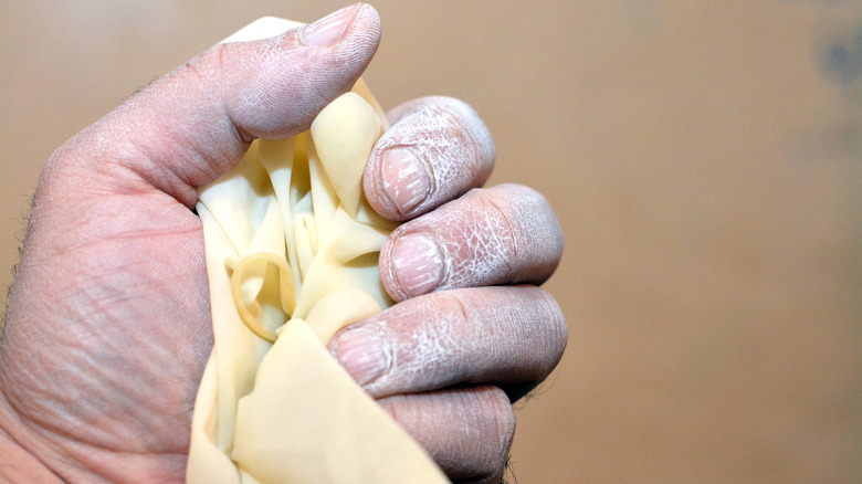 Covering gloves with cornstarch