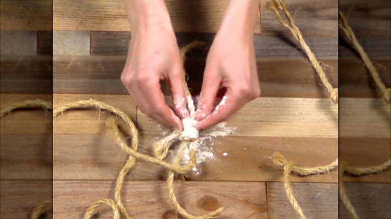 Tight knot in rope with cornstarch