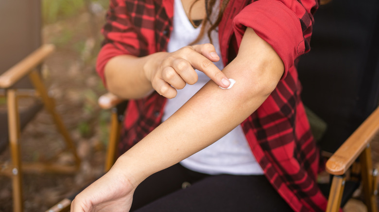 A person applies cornstarch paste on a bug bite