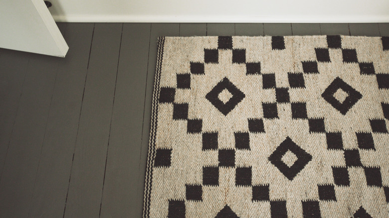 Entryway rug on the floor