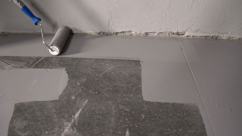 Painting the floor with a gray liquid