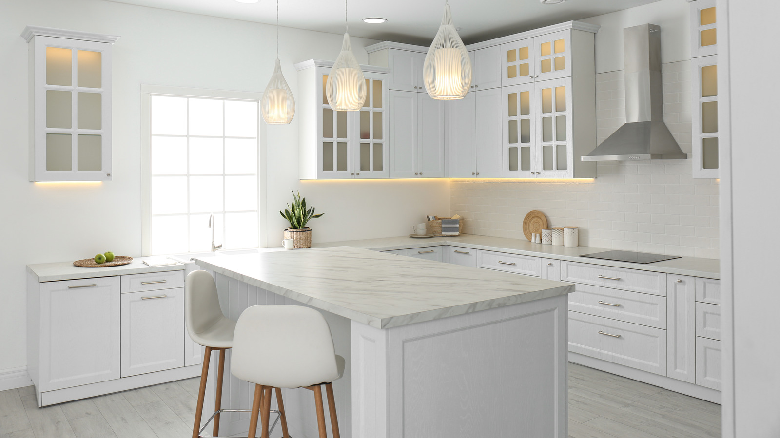 https://www.housedigest.com/img/gallery/21-small-kitchen-islands-that-dont-eat-up-square-footage/l-intro-1653309745.jpg