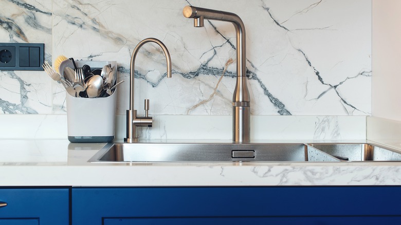 Straight spout faucet