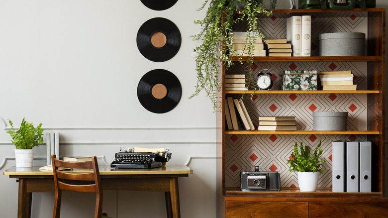 An room filled with mix-and-match vintage and contemporary decor and furniture.