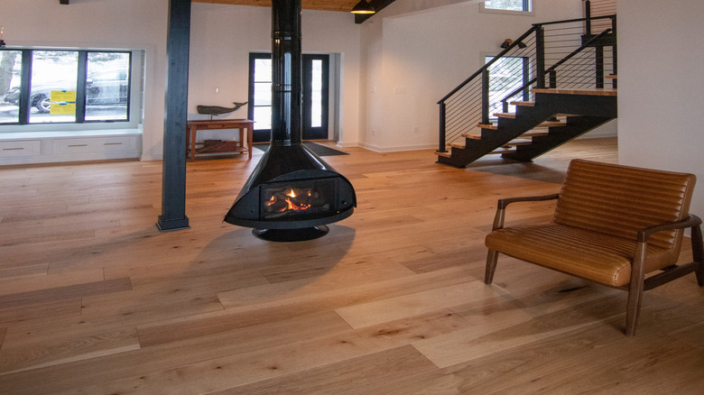Black metal ceiling beams in a living room
