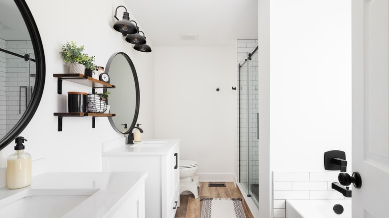 Modern black-and-white bathroom