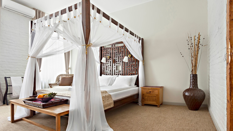 canopy bed 