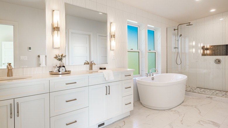 warm white bathroom design