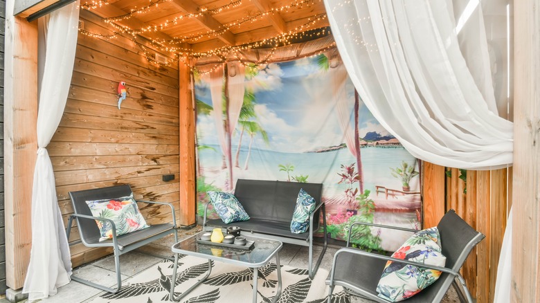 indoor and outdoor seating