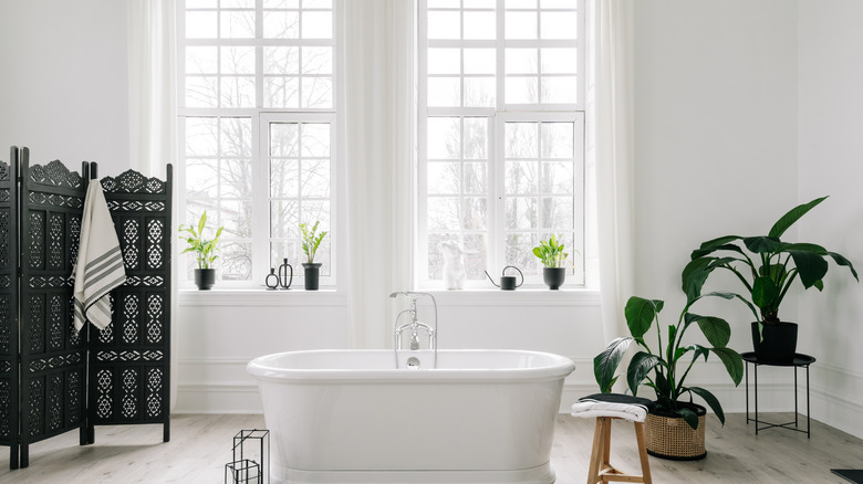 bathwoom with black screen