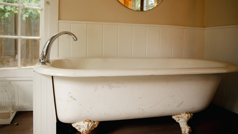 Clawfoot bath tub