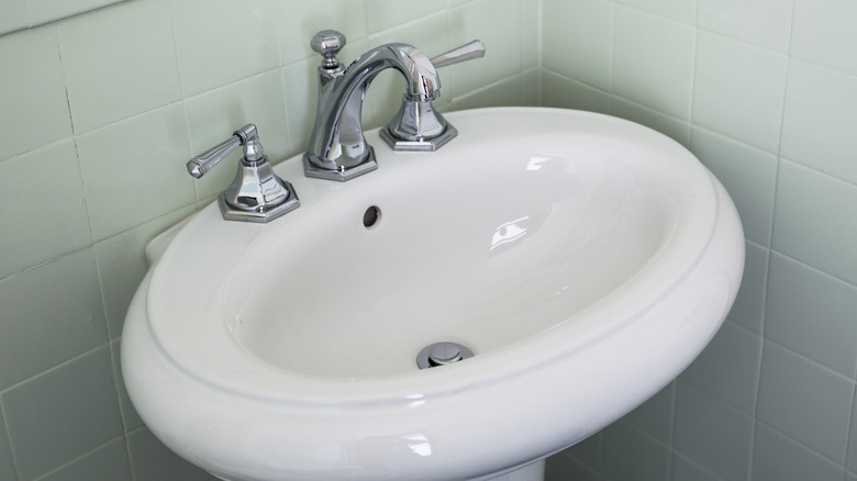 pedestal sink in vintage bathroom