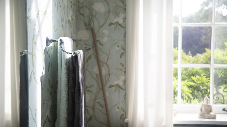 blue floral wallpaper in bathroom